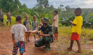 Babinsa Koramil 1711-01/Waropko Serka Maulana WR berkunjung ke kediaman salah satu warga Kampung Timka Enang Joanna